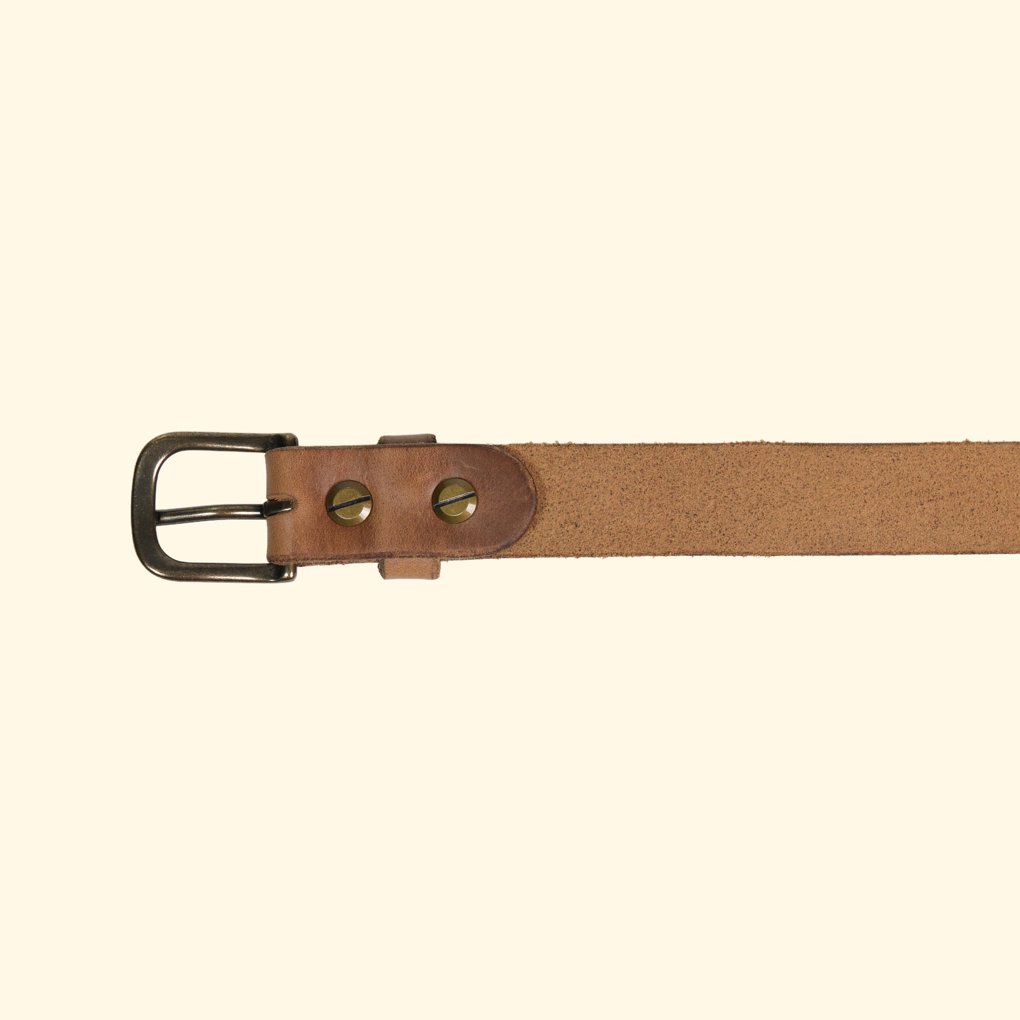 Innenseite des oldpassion Gürtelmodells op belt slim aus Horween Chromexcel in Natural mit antique-farbener Dornschliesse, Lederschlaufe und Schraubbefestigung.