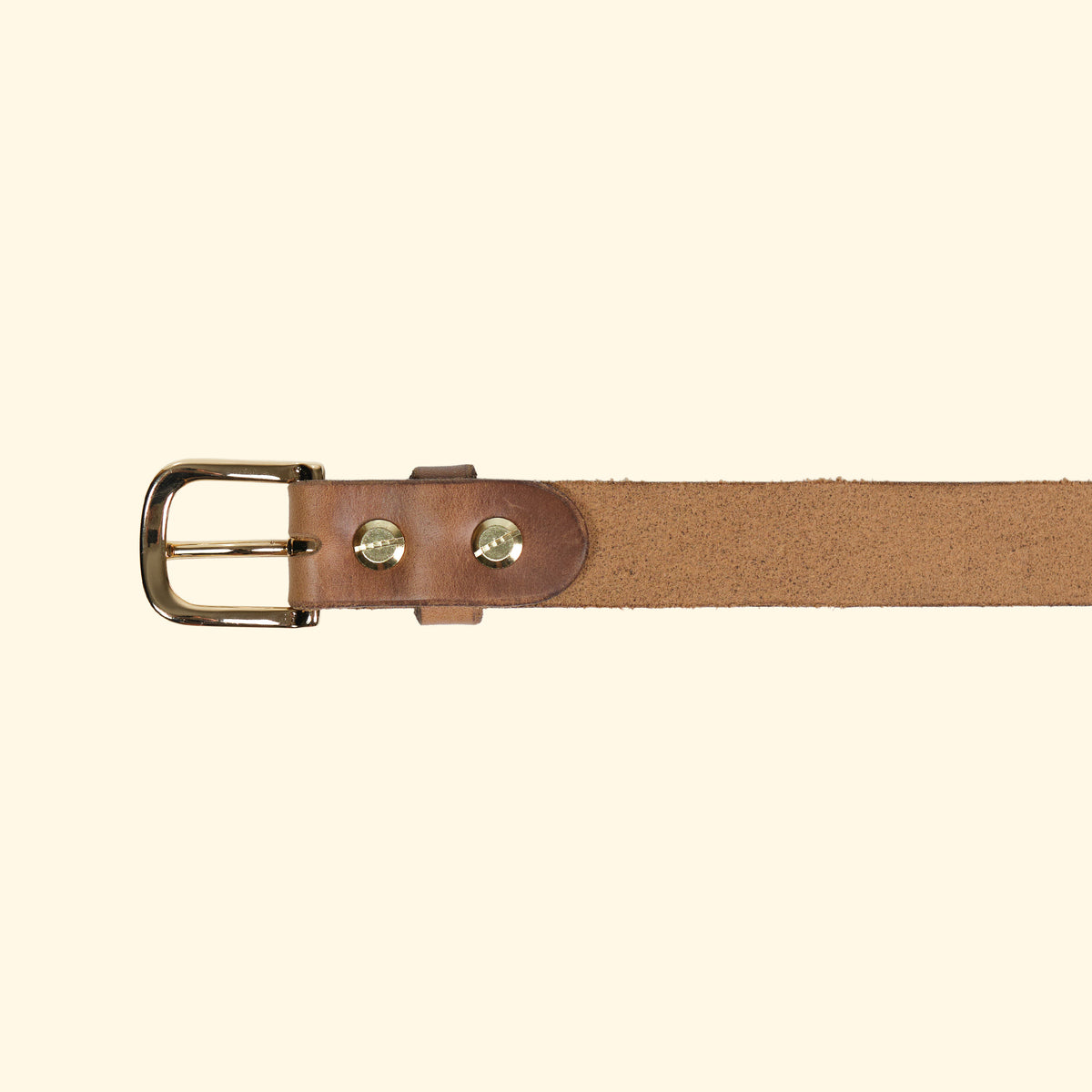 Innenseite des oldpassion Gürtelmodells op belt slim aus Horween Chromexcel in Natural mit goldfarbener Dornschliesse, Lederschlaufe und Schraubbefestigung.  