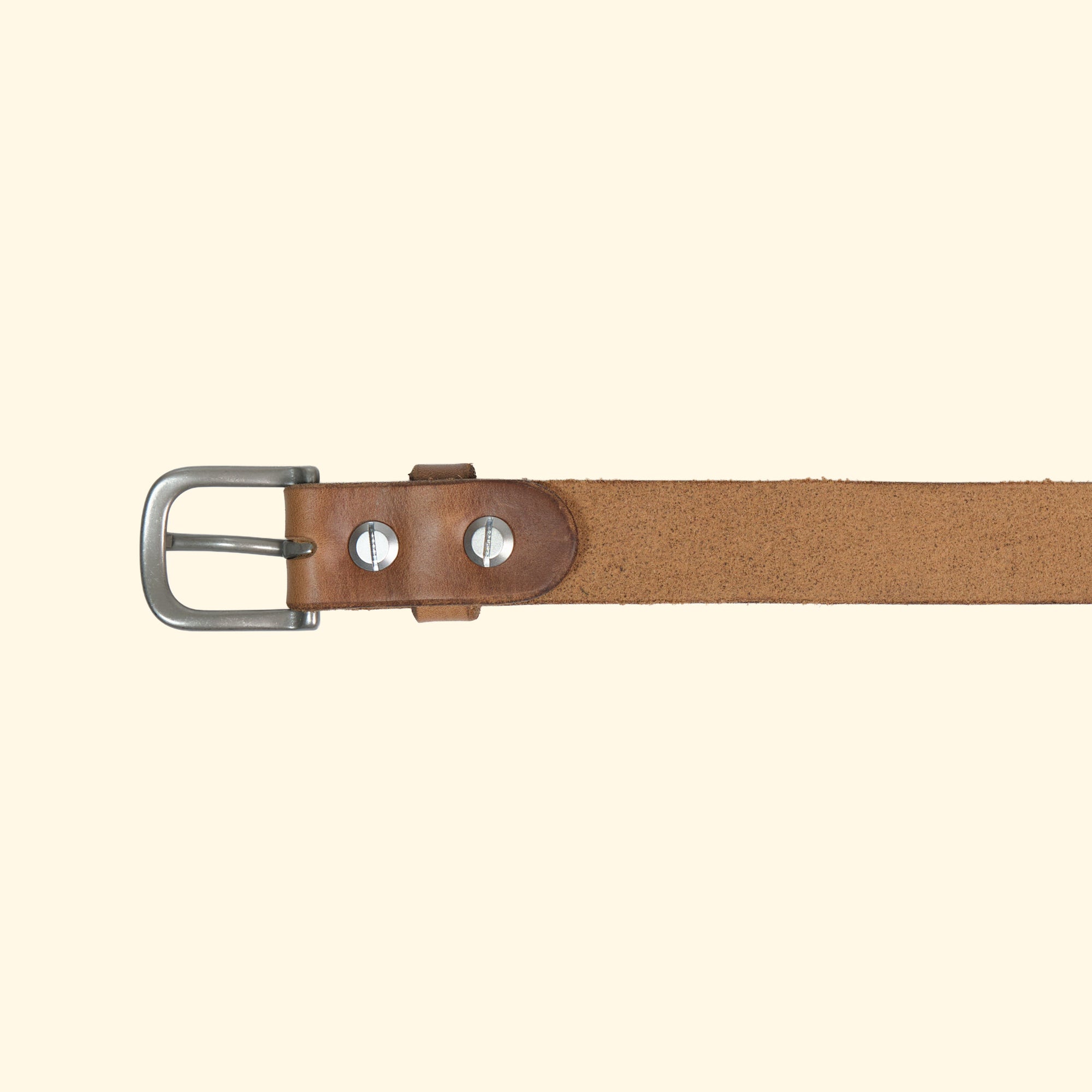 Innenseite des oldpassion Gürtelmodells op belt slim aus Horween Chromexcel in Natural mit silberfarbener Dornschliesse, Lederschlaufe und Schraubbefestigung.
