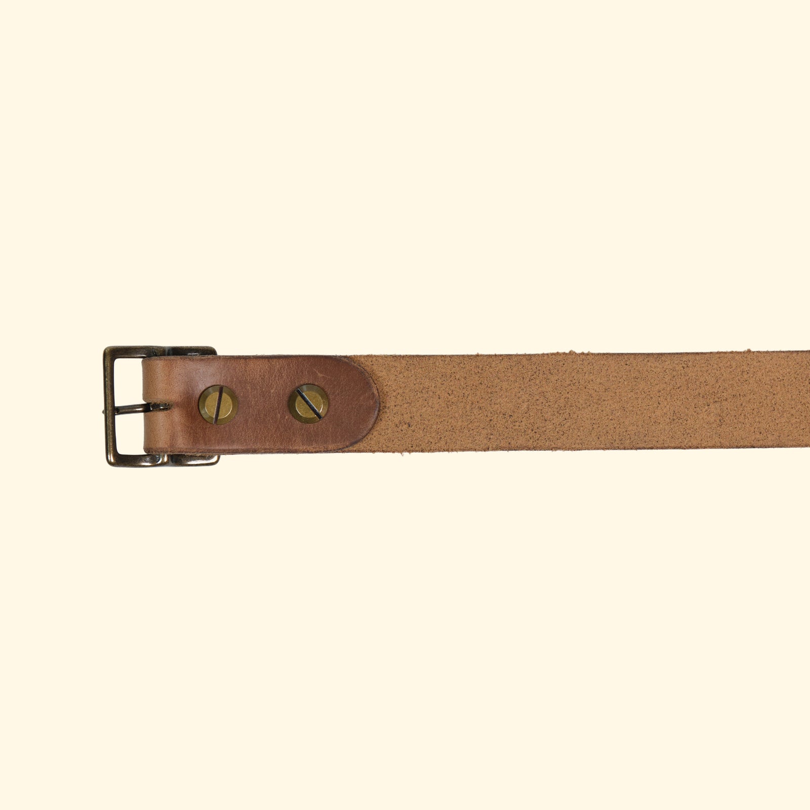 Innenseite des oldpassion Gürtelmodells op belt slim aus Horween Chromexcel in Natural mit antique-farbener Mittelsteg-Dornschliesse und Schraubbefestigung.