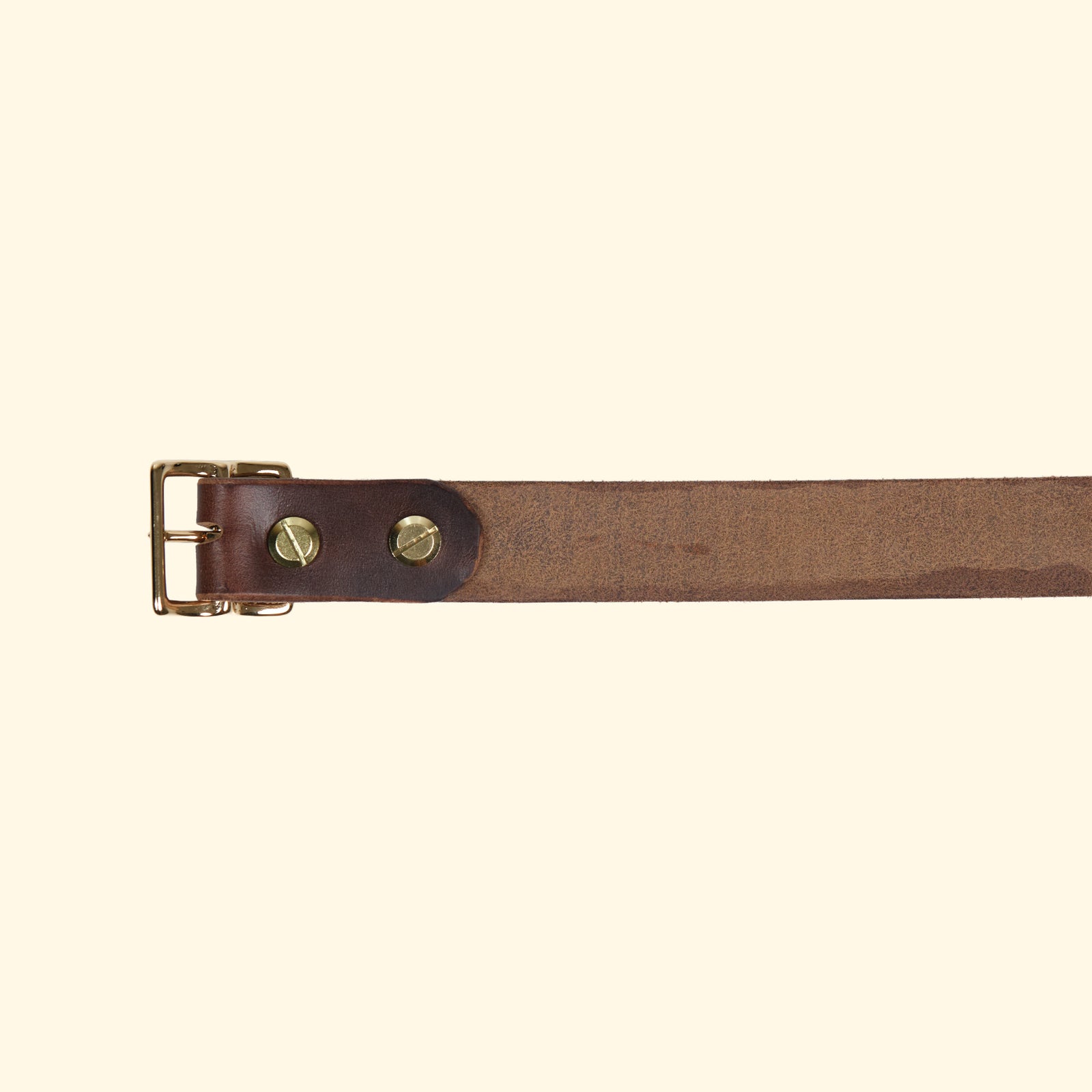Innenseite des oldpassion Gürtelmodells op belt slim aus Horween Chromexcel in Dunkelbraun mit goldfarbener Mittelsteg-Dornschliesse und Schraubbefestigung.