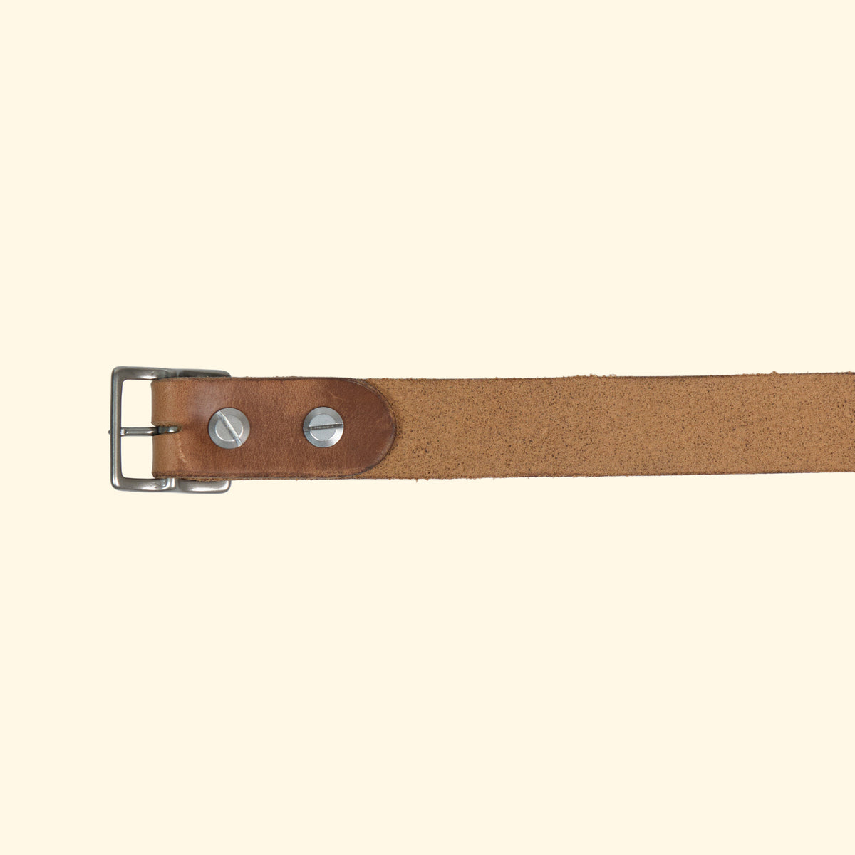 Innenseite des op belt slim aus Horween Chromexcel in Natural mit silberfarbener Dornschliesse und sichtbarer Schraubbefestigung.