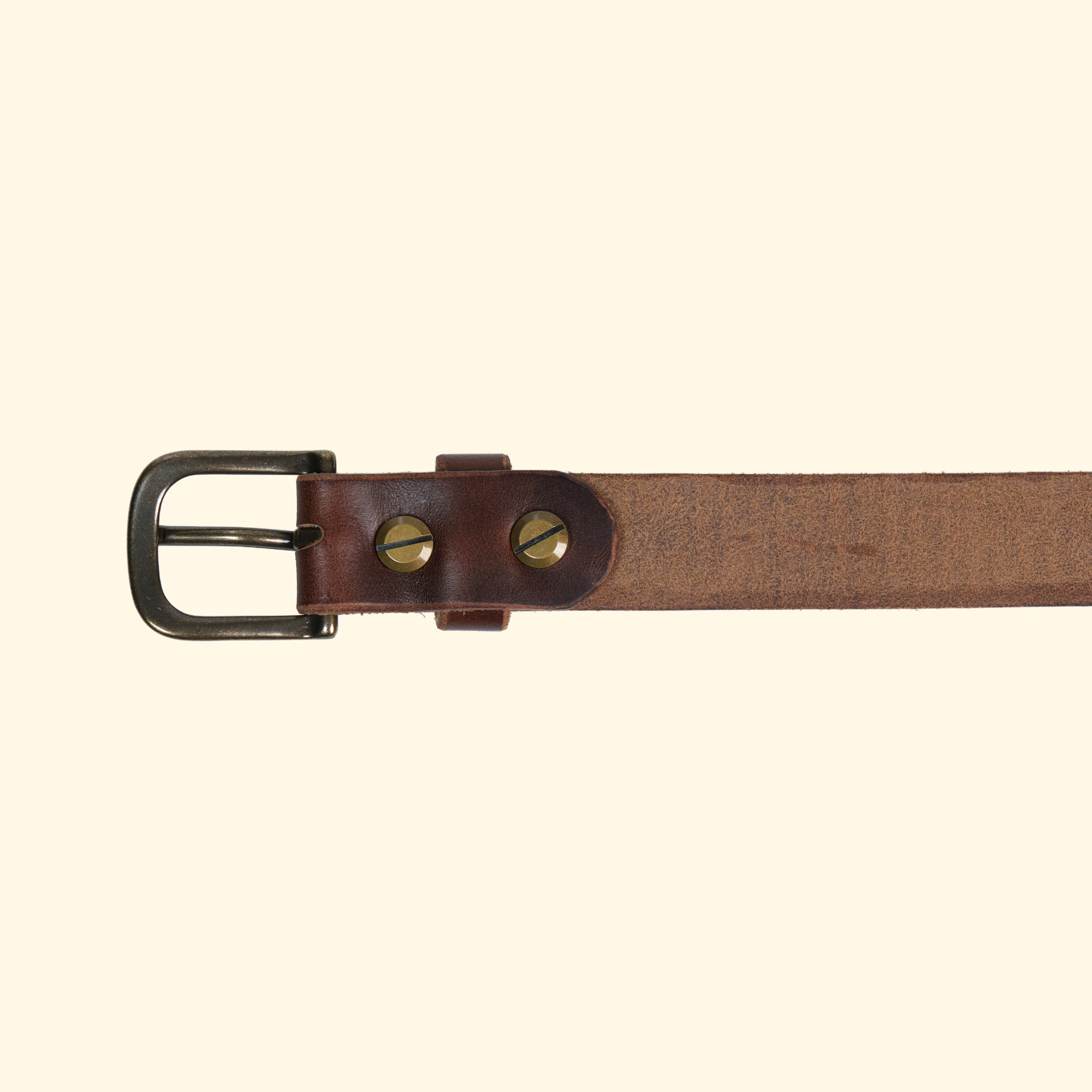 Innenseite des oldpassion Gürtelmodells op belt slim aus Horween Chromexcel in Dunkelbraun mit antique-farbener Dornschliesse und sichtbarer Verschraubung.