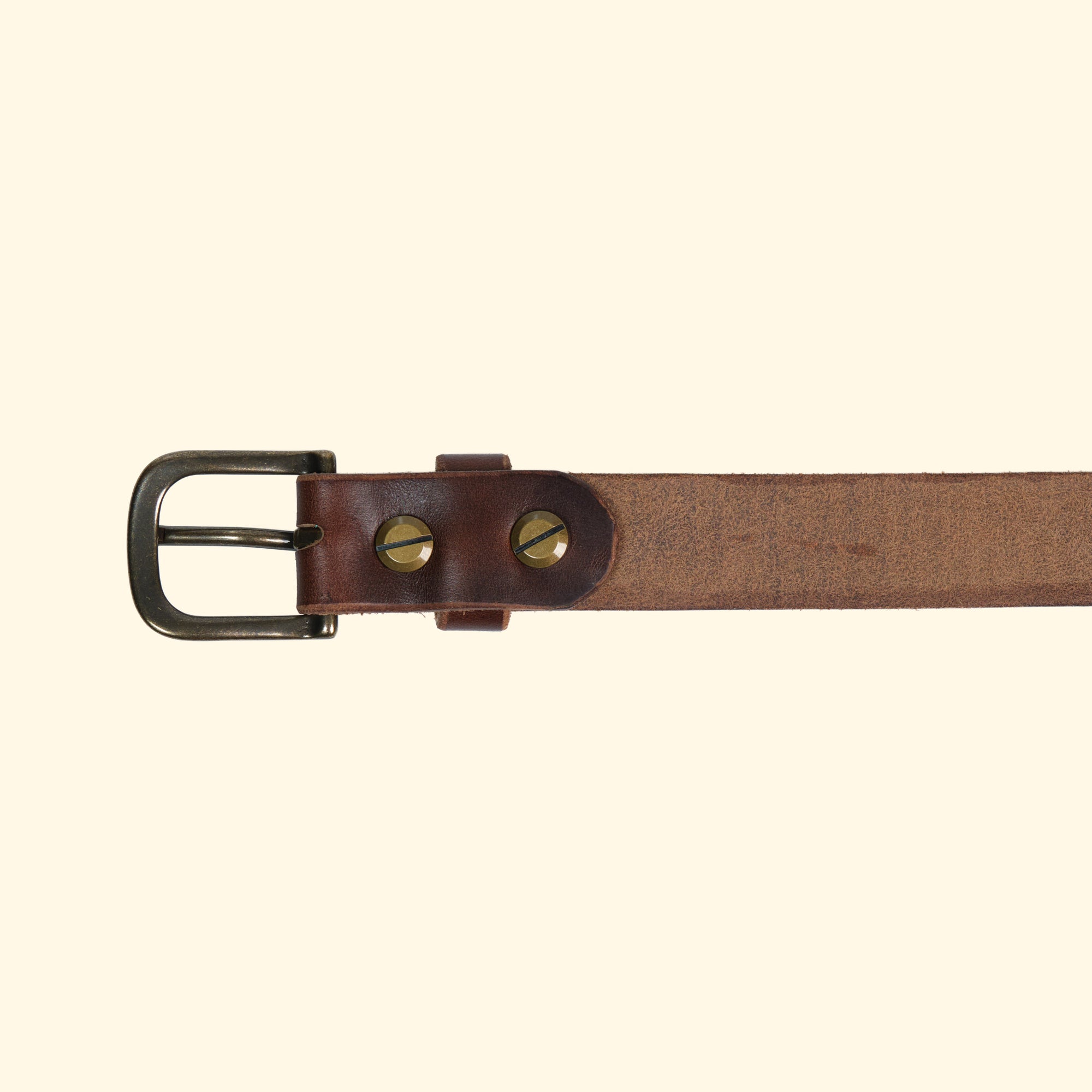 Innenseite des oldpassion Gürtelmodells op belt slim aus Horween Chromexcel in Dunkelbraun mit antique-farbener Dornschliesse und sichtbarer Verschraubung.