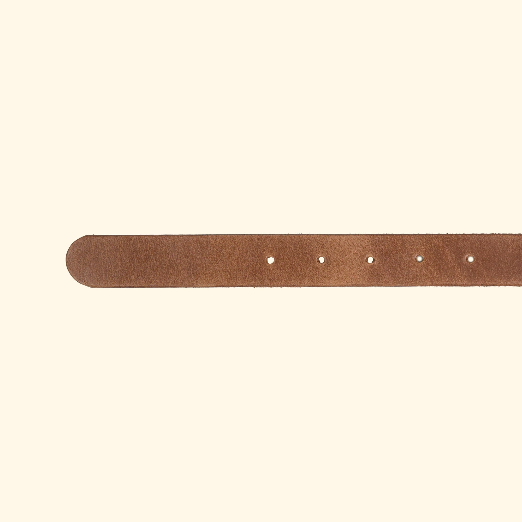 Lochpartie des oldpassion Gürtelmodells op belt slim aus Horween Chromexcel in Natural mit fein abgerundeter Gürtelspritze.  