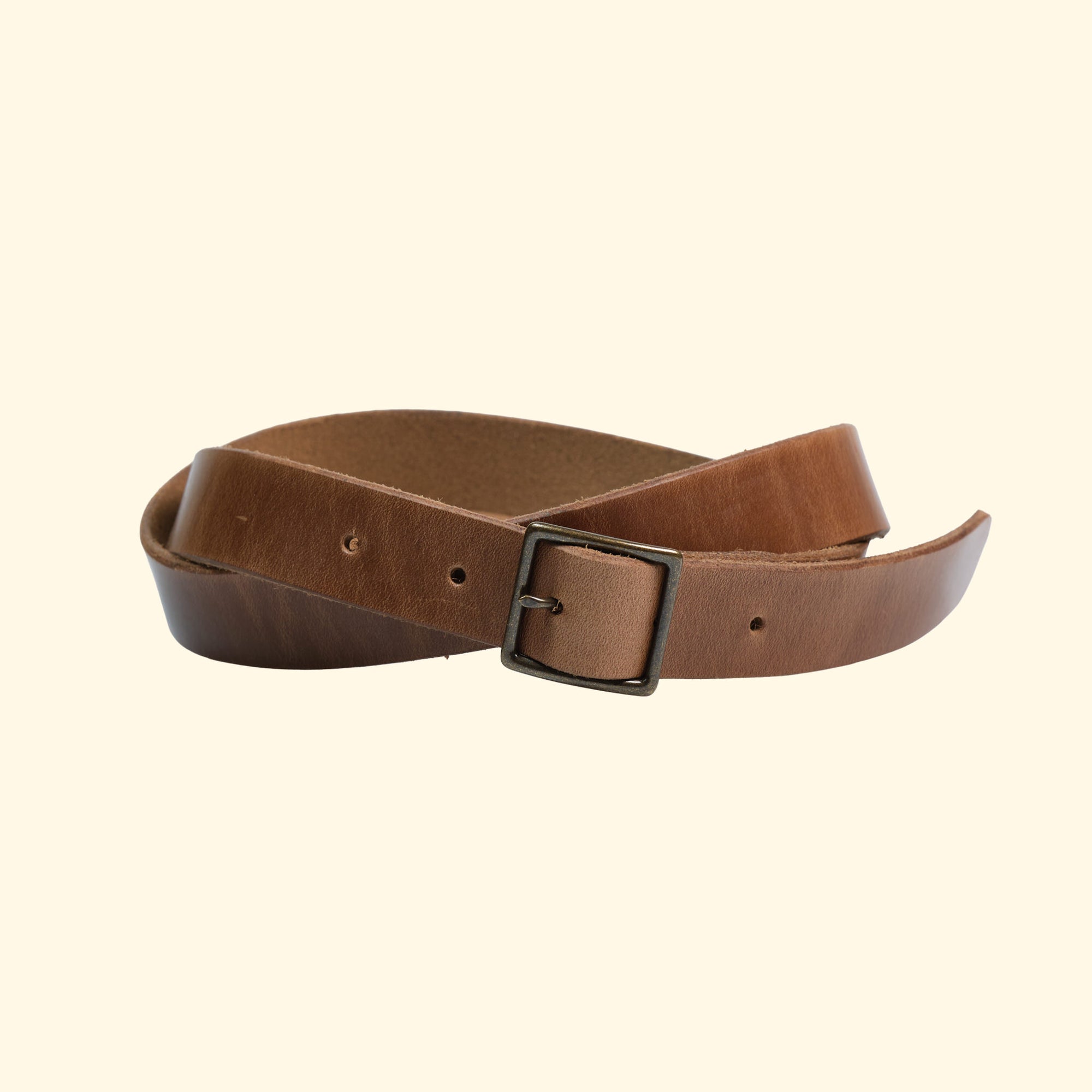 Schmaler Gürtel von oldpassion aus Horween Chromexcel in Natural mit antique-farbener Mittelsteg-Dornschliesse, leicht gedreht dargestellt.