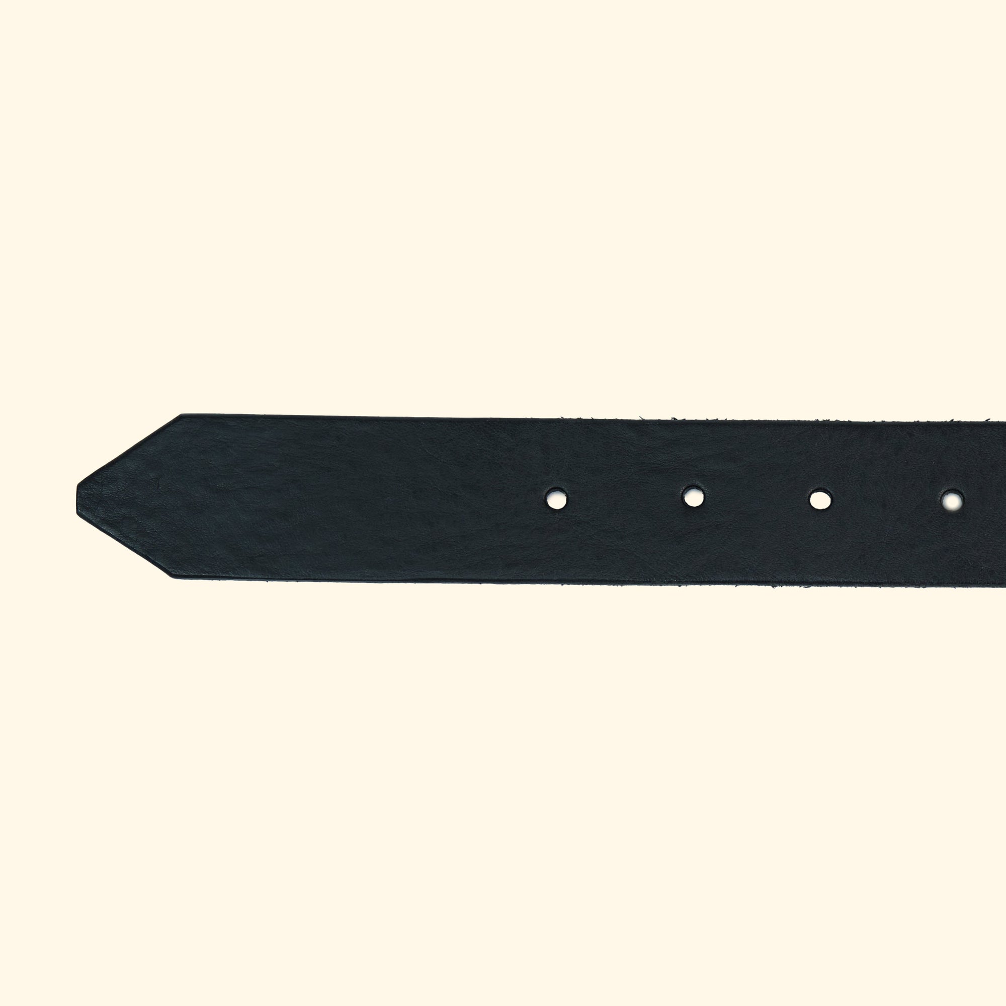 Spitzenansicht des op belt in Old England Nero mit klarer Lochung und fein strukturierter, matter Lederoberfläche.