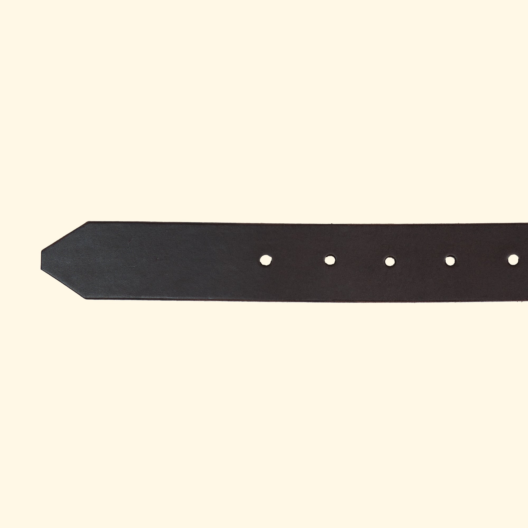 Spitzenansicht des op belt in Rocky Dark Brown mit klarer Lochung und glatter, dunkelbrauner Lederoberfläche.