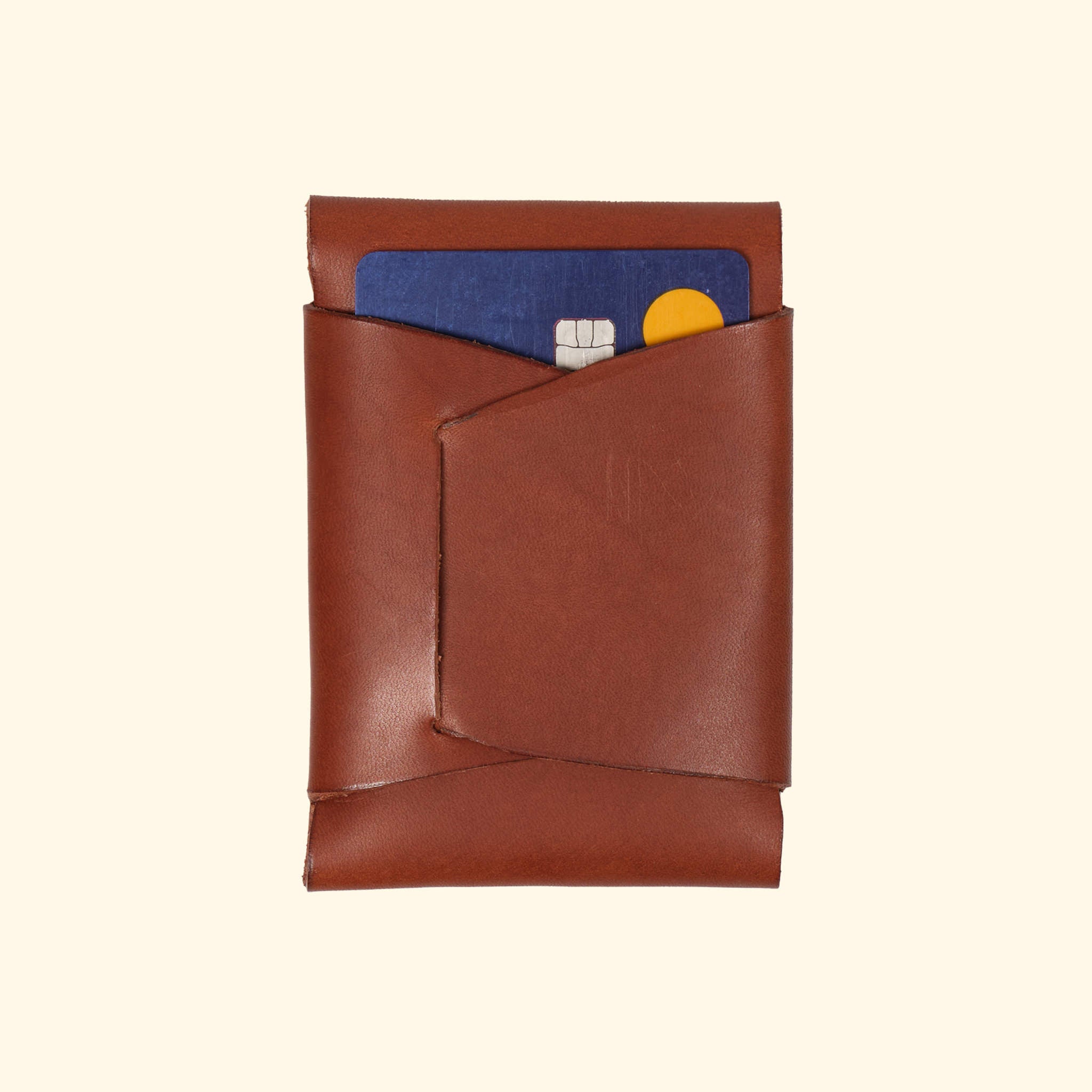 oldpassion Origami Wallet in Hellbraun Farbe, Rückansicht mit Karten, nahtloses Design aus pflanzlich gegerbtem Leder