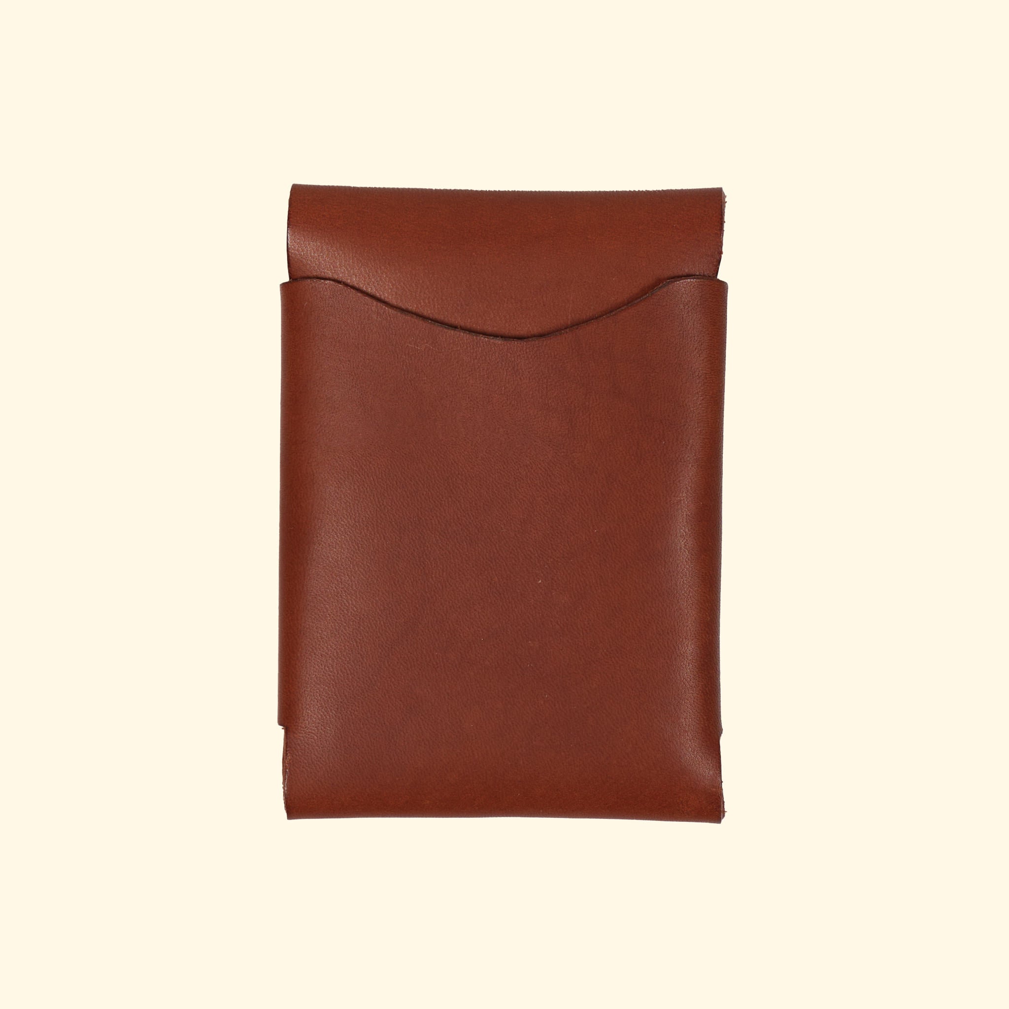 "oldpassion Origami Wallet in Hellbraun Farbe, Vorderansicht, nahtloses Design aus pflanzlich gegerbtem Leder"