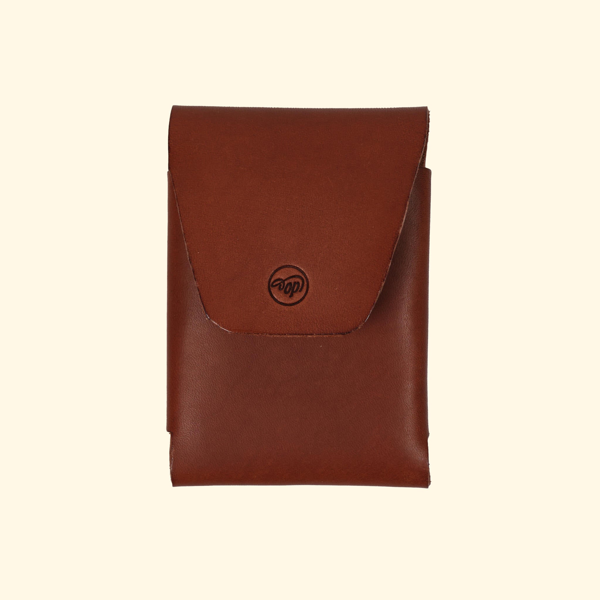 oldpassion Origami Wallet in Hellbraun Farbe, geöffnet mit Logo, nahtloses Design aus pflanzlich gegerbtem Leder