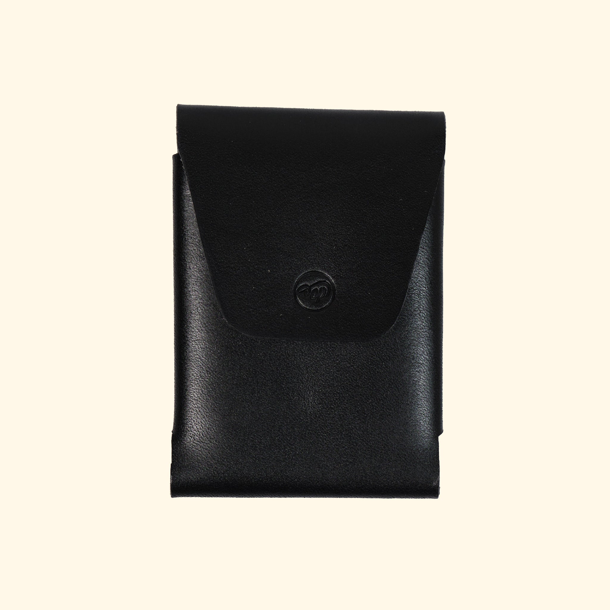 oldpassion Origami Wallet in Schwarz Farbe, geöffnet mit Logo, nahtloses Design aus pflanzlich gegerbtem Leder