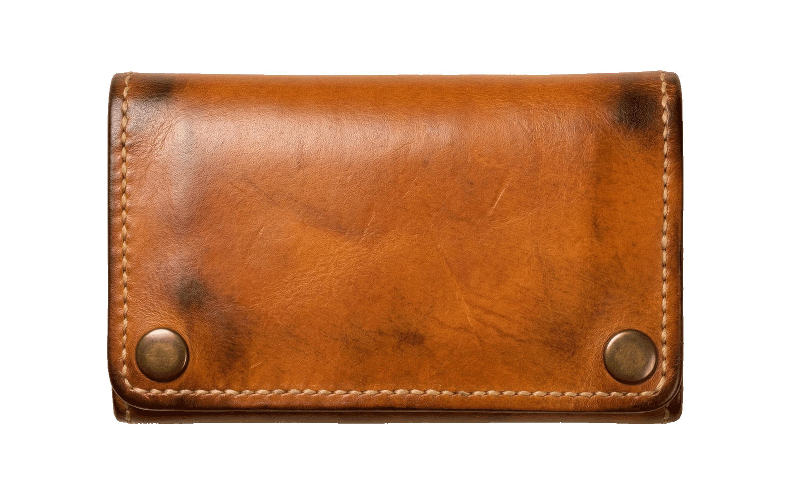 Oldpassion Trucker Wallet aus Shell Cordovan Pferdeleder in Whiskey mit sichtbarer Patina, handvernähten Kanten und Druckknopfverschluss in frontaler Produktansicht.
