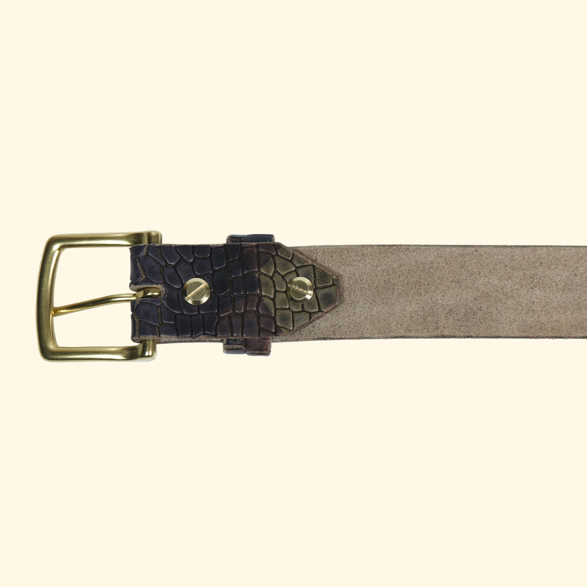 Rückansicht des op belt Croccu Camo Verde mit goldfarbener Messingschnalle und sichtbar verschraubtem Lederteil in Croco-Camouflage-Optik