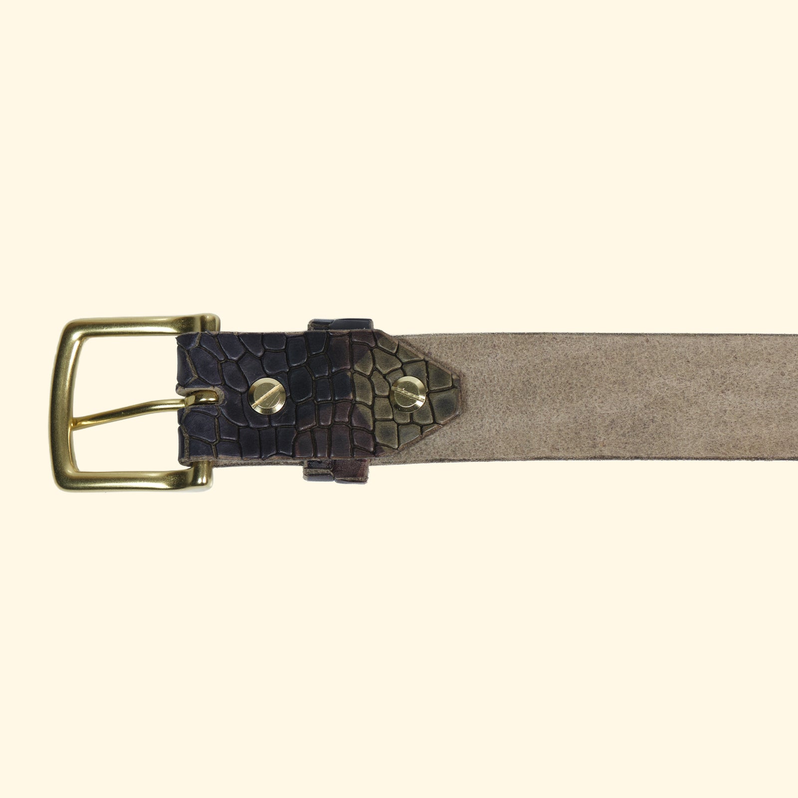 Rückansicht des op belt Croccu Camo Verde mit goldfarbener Messingschnalle und sichtbar verschraubtem Lederteil in Croco-Camouflage-Optik