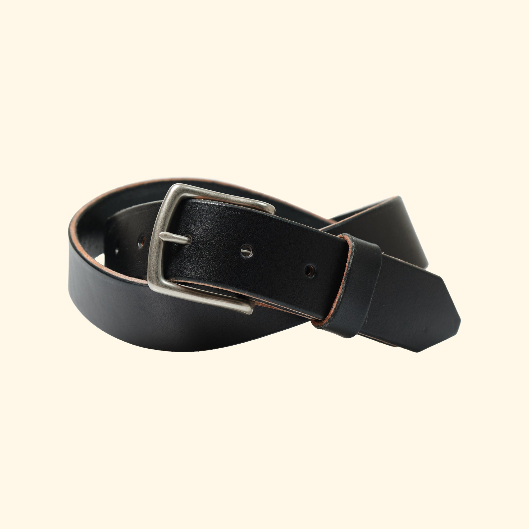 op-belt-langlebiger-Ledergürtel-auf-Mass-black-matte-schnalle-silver-brass-frontview