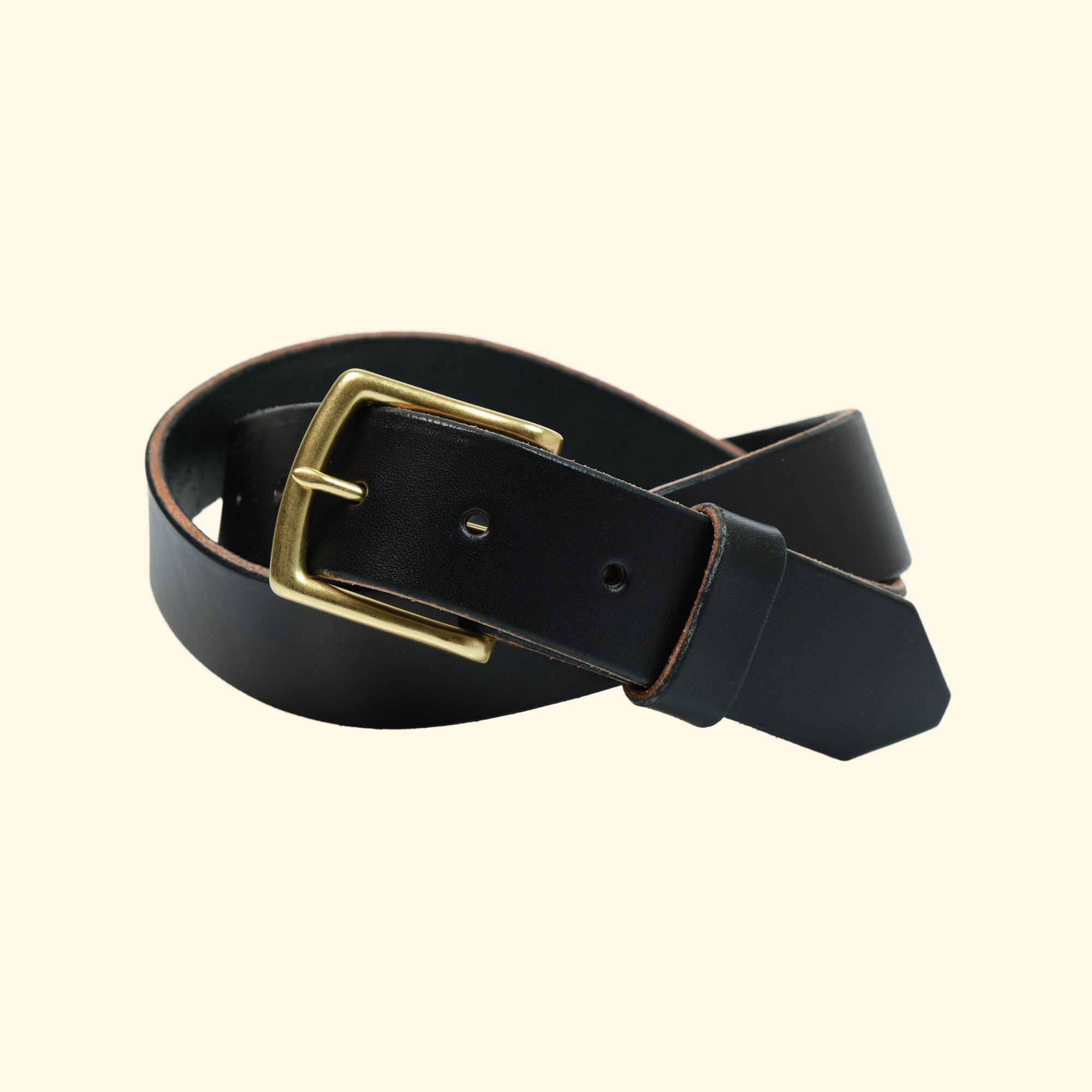 op-belt-langlebiger-Ledergürtel-auf-Mass-black-schnalle-gold-brass-frontview