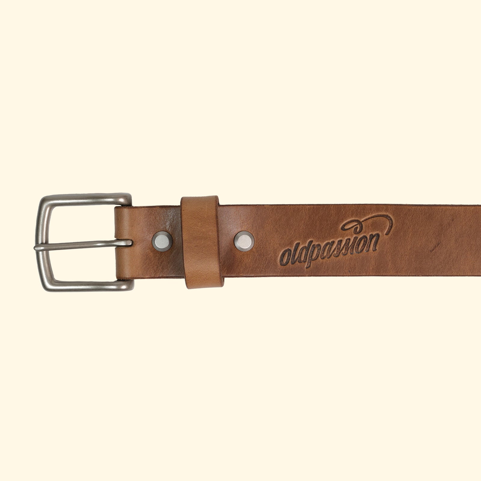 "Horween Chromexcel Ledergürtel in Naturfarbe mit Oldpassion Logo-Prägung und silberner Schnalle. Hochwertige Verarbeitung für zeitlosen Stil und außergewöhnliche Langlebigkeit. Erhältlich bei oldpassion."