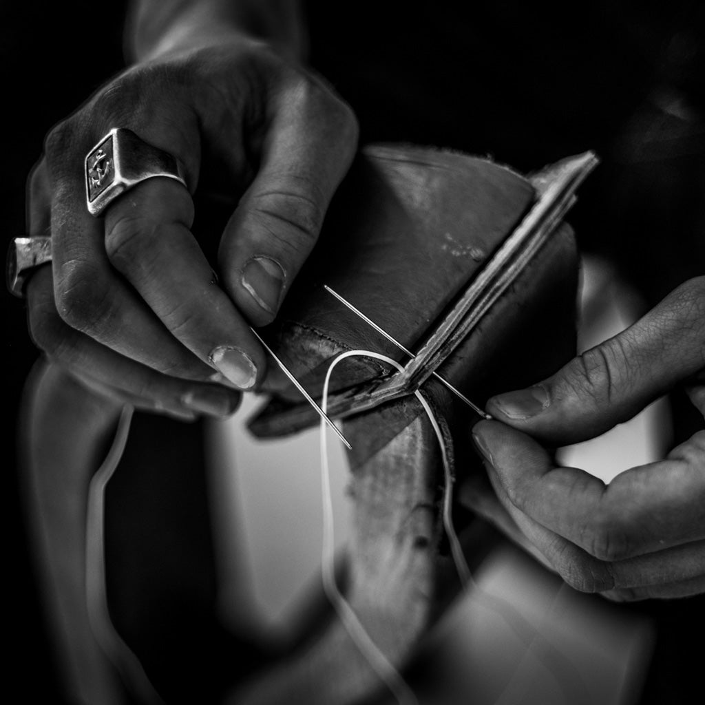 sattlerhandwerk-handgenähte-portemonnaies-geldboersen-kartenhalter-gefertigt-in-der-schweiz