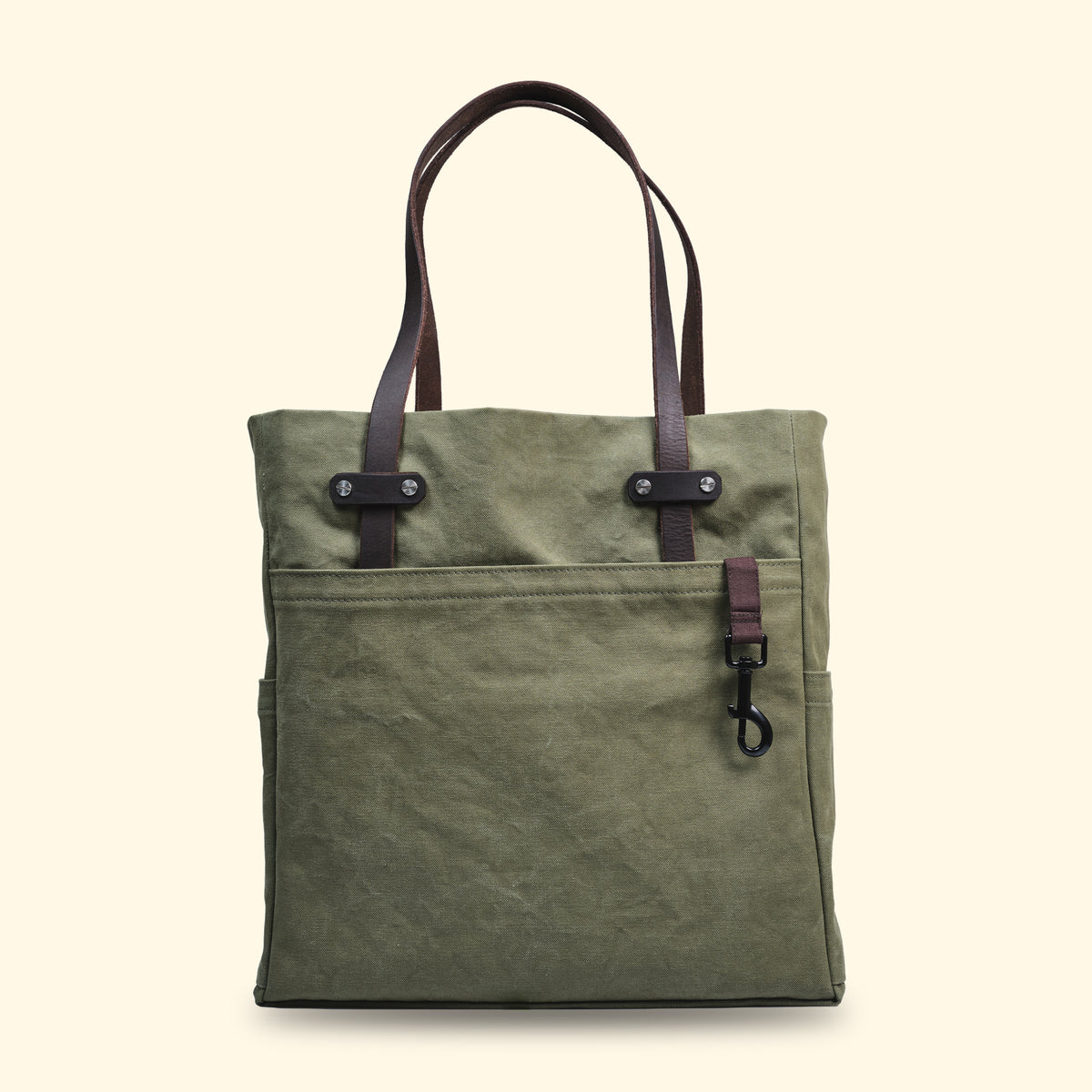 Tote Bag aus Canvas in Olivgrün mit Ledergriffen und schwarzem Karabinerhaken – robuste Tragetasche, handgefertigt in der Schweiz