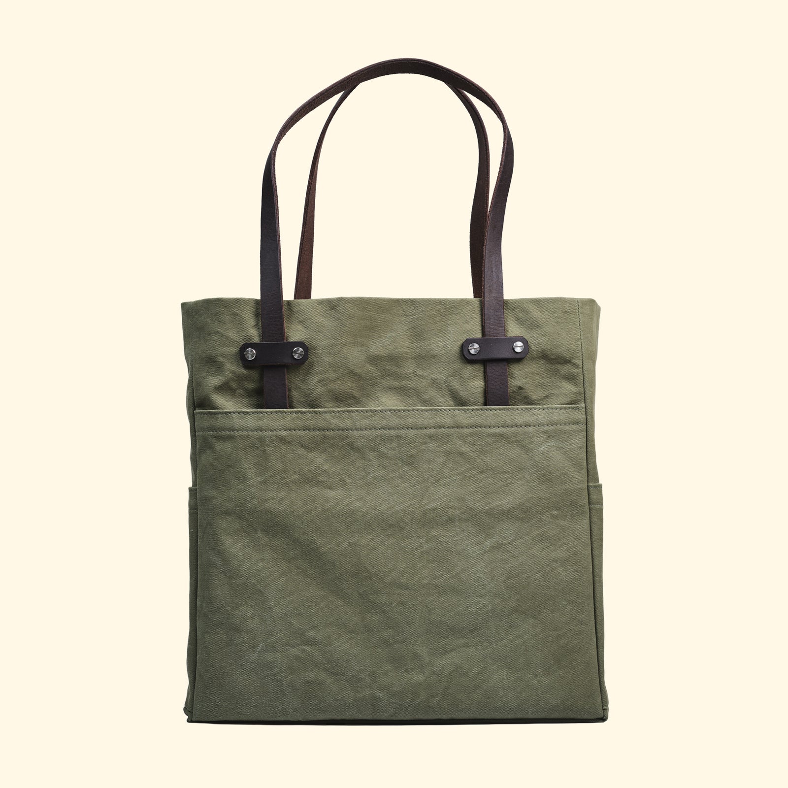 Tote Bag aus gewachstem Canvas in Olivgrün mit braunen Ledergriffen – handgefertigt in der Schweiz von oldpassion