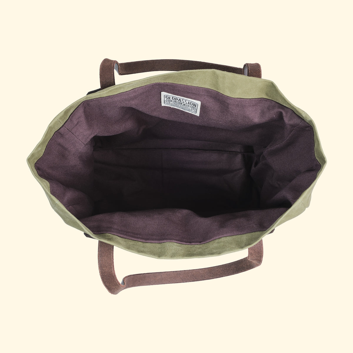 Innenansicht der Tote Bag Canvas Olive mit oldpassion Label – geräumiges Hauptfach und robuster Innenstoff in Dunkelviolett