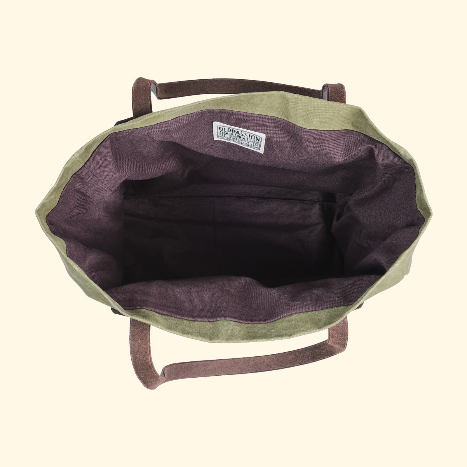 Innenansicht der Tote Bag Canvas Olive mit oldpassion Label – geräumiges Hauptfach und robuster Innenstoff in Dunkelviolett