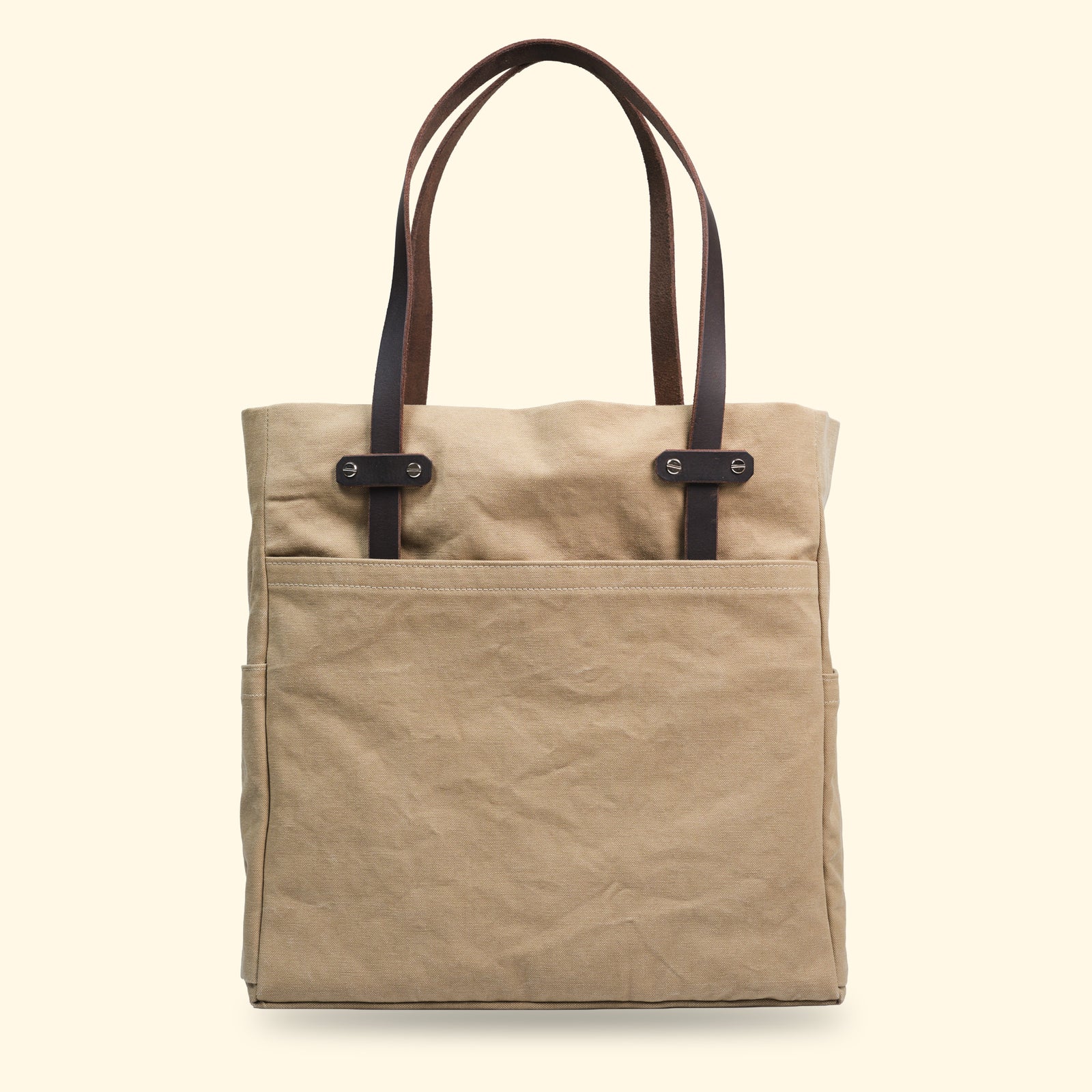 Canvas Tote Bag in Sandfarbe von oldpassion – Rückansicht mit minimalistischer Linienführung und handgefertigten Lederhenkeln, gefertigt in der Schweiz.