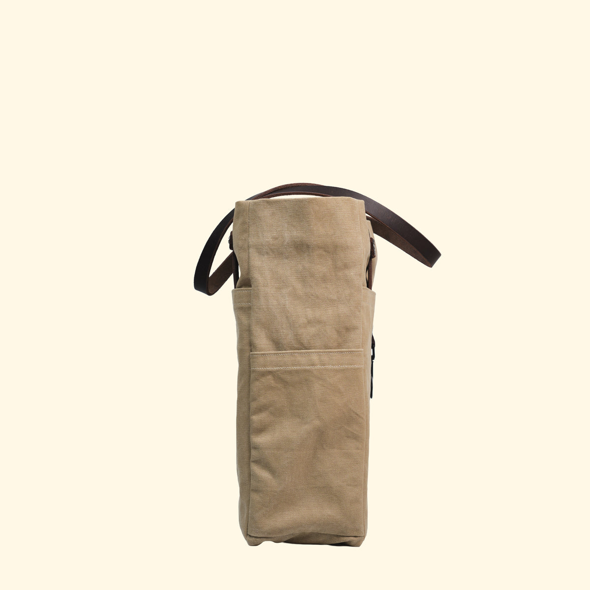 Linke Seitenansicht der Canvas Tote Bag in Sandfarbe von oldpassion – mit praktischer Außentasche und hochwertigem Canvas-Stoff, gefertigt in der Schweiz.