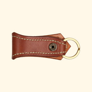 Key-Fob-Einzigartiger-Schlüsselanhänger-aus-Leder-hellbraun-brass-ring-rueckseite-oldpassion-from-prison-with-love