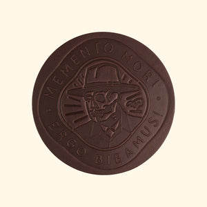 Leather-Coaster_Leder-Glasuntersetzer_Memento-Mori-Ergo-Bibamus-Dunkelbraun-oldpassion-from-prison-with-love
