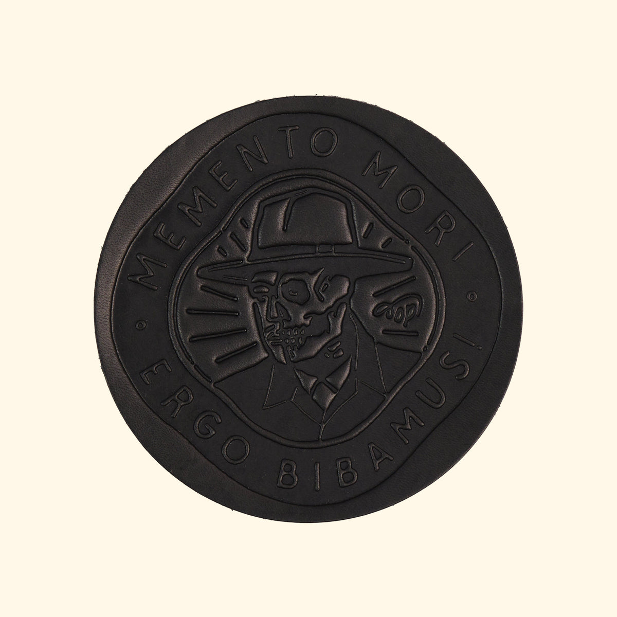 Leather-Coaster_Leder-Glasuntersetzer_Memento-Mori-Ergo-Bibamus-schwarz-oldpassion-from-prison-with-love