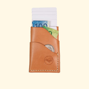 burrito minimalistisches Kartenhalter Portemonnaie aus vegetabil gegeerbtes Leder nature Vorderseite mit Kreditkarten Bargeld oldpassion from prison with love