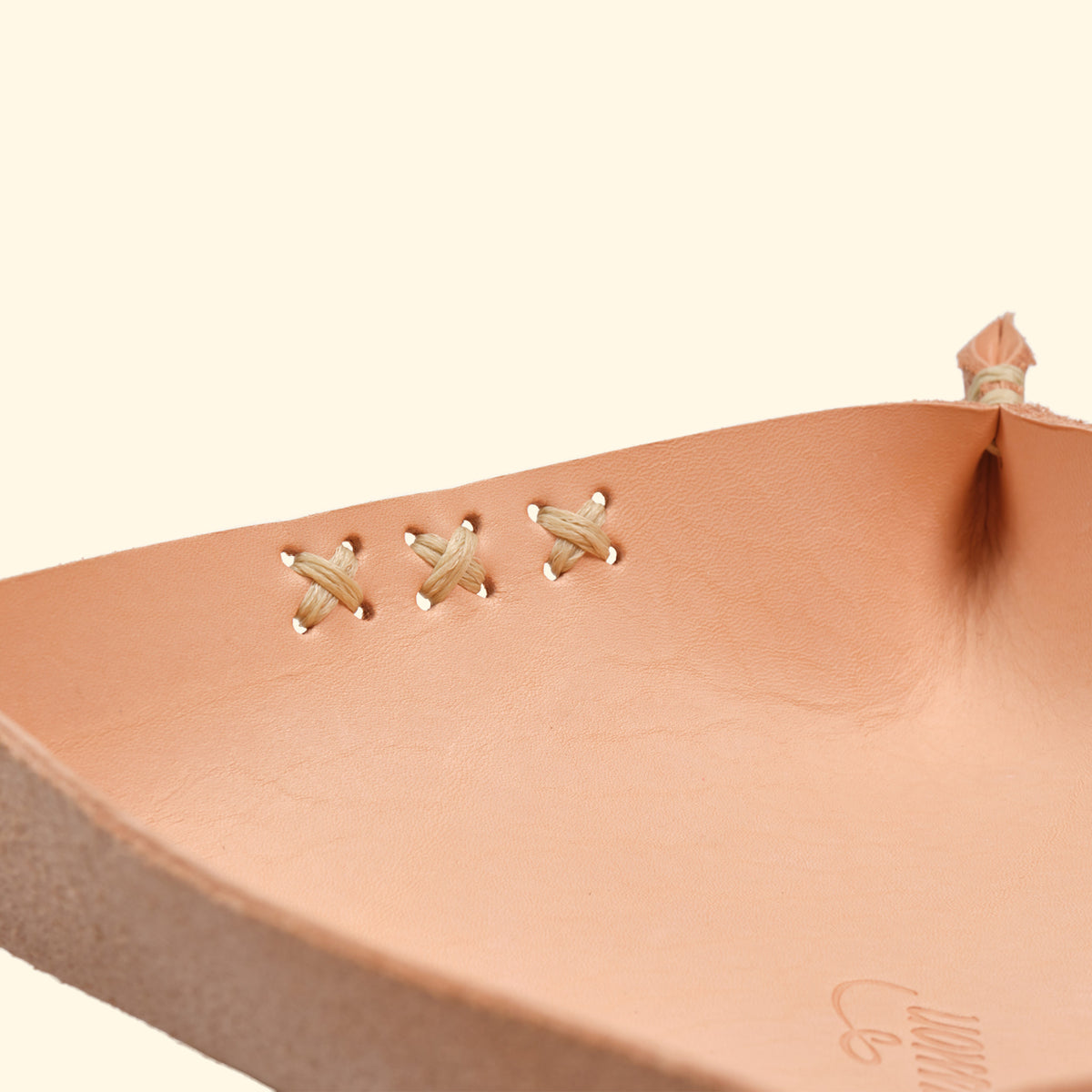 leather-tray-Taschenleerer-quadratisch-Schale-Aufbewahrung-Leder-nature-seitenansicht-handnaht-oldpassion-from-prison-with-love